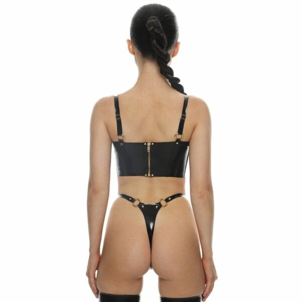 Rückenfrau, die einen String und BH aus Naturlatex trägt Schwarz