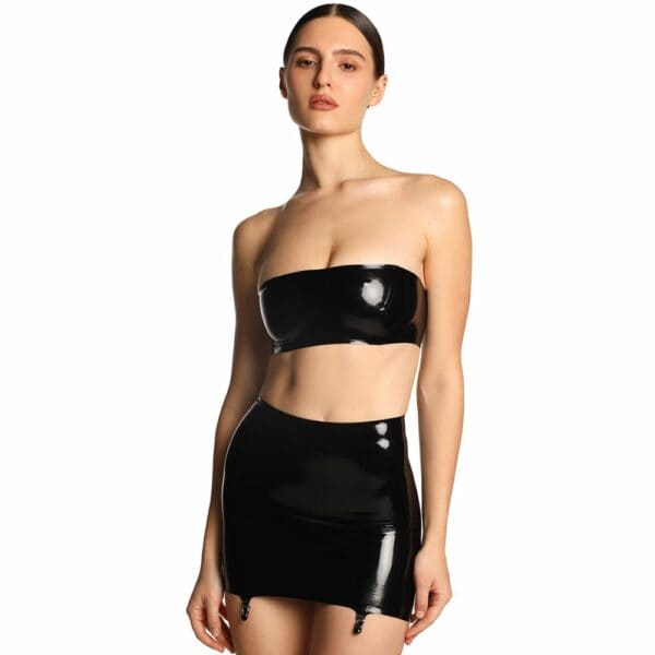 Femme Portant Une Jupe en Latex Noir Naturel avec Fente Dans le Dos Lacée et Top Latex Naturel Noir Ouvert Lacet dans le Dos