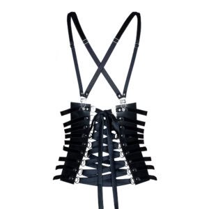 Vue de dos, le harnais cage corseté LALITA présente un corset en lanières noires, avec des bretelles croisées élégamment dans le dos. Les fermetures porte-jarretelles complètent ce design audacieux, ajoutant une touche de sensualité raffinée à la silhouette. L'ensemble est mis en valeur sur un fond blanc, soulignant la sophistication et le caractère de cette pièce unique.