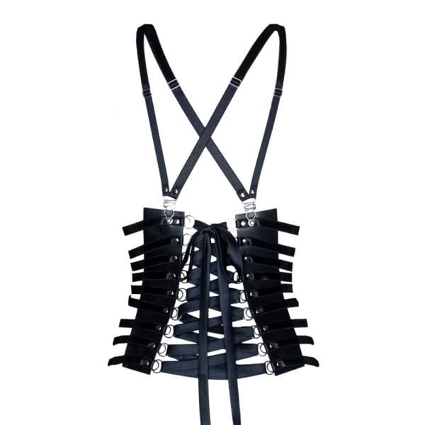 Viewed from the back, the LALITA corseted cage harness features a corset of black straps, with straps elegantly crossed at the back. Suspender clasps complete the bold design, adding a touch of refined sensuality to the silhouette. The ensemble is set off against a white background, underlining the sophistication and character of this unique piece.