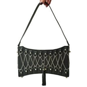 Sac en cuir noir corseté par des chaînes en argent.