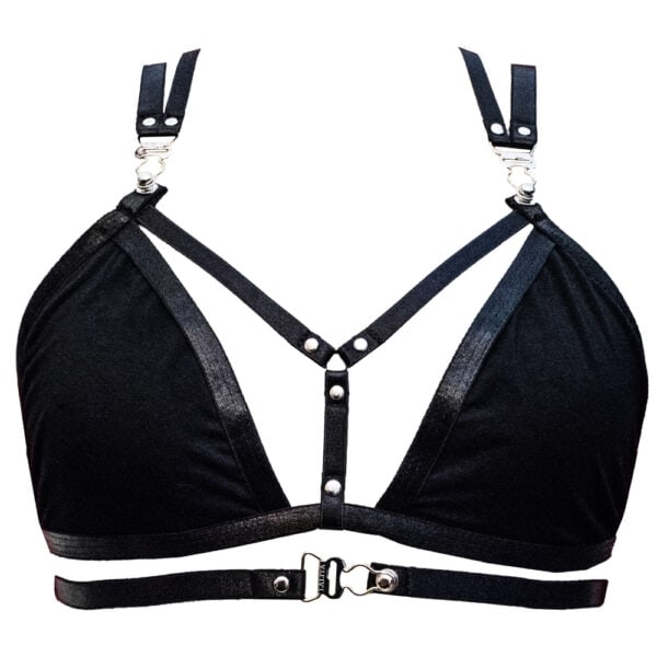 Vue frontale d’un soutien-gorge harnais noir avec bonnets ajourés, lanières croisées et fermetures métalliques, offrant un design séduisant et moderne.