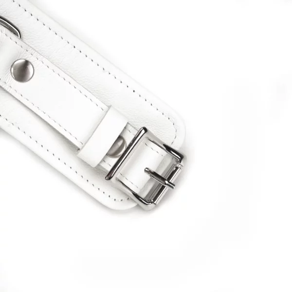 Packshot Leather Handcuffs White Zoom Detail on Silver Fastening Loop