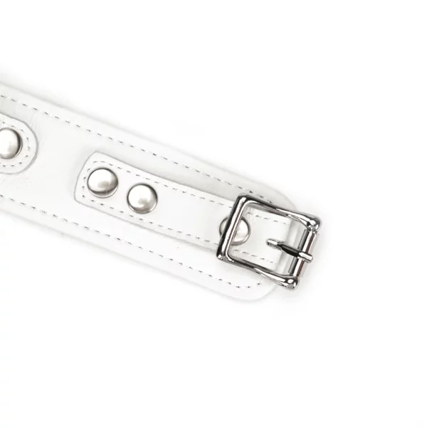 Packshot Collier et Laisse en Cuir Blanc avec Attache Détail Argenté