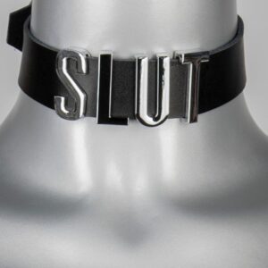 Packshot Collier BDSM En Cuir Noir Avec Inscription SLUT