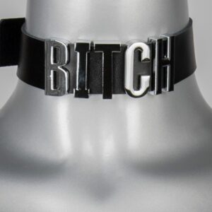 Packshot Collar BDSM de cuero negro con inscripción BITCH