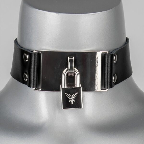 Packshot Collier BDSM En Cuir Noir Avec Plaque et Cadenas Argentés