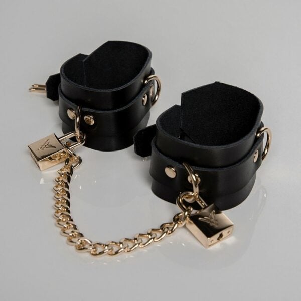 Packshot Menottes Poignets LOCK Cuir Ultra-Doux Noir et Chaîne et Cadenas en Or