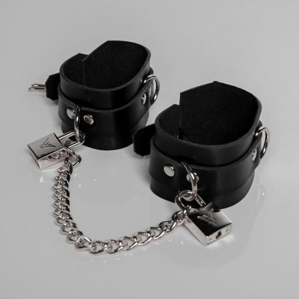 Packshot Menottes Poignets LOCK Cuir Ultra-Doux Noir et Chaîne et Cadenas en Argent