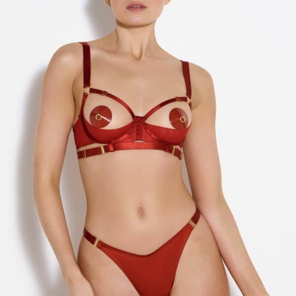 Ensemble de lingerie comportant Un soutien-gorge rouge Vif, un string rouge détail dorés et Nippies rouge et or nippies rouge et or